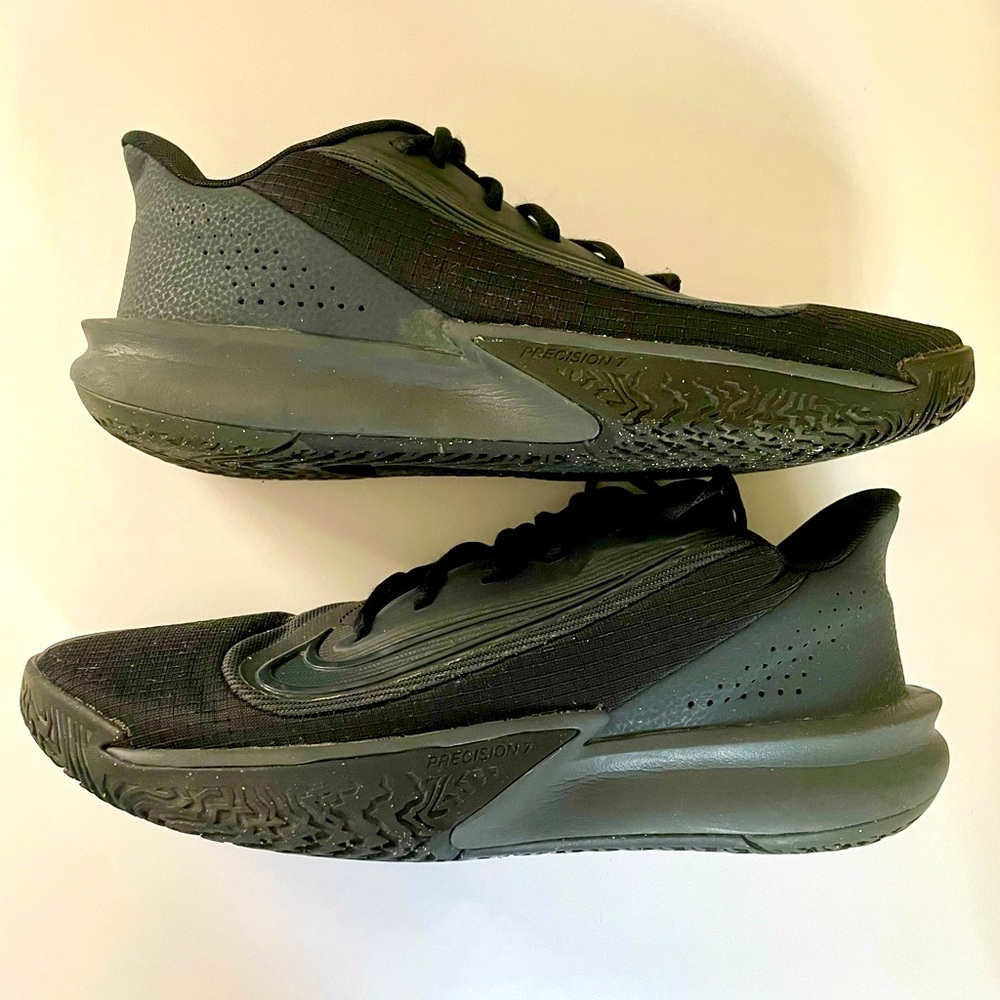 NIKE Precision 7, Men’s US 9.5 (or Women’s US 11)